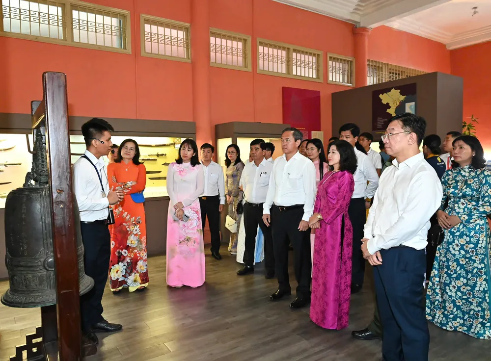 Đại biểu tham quan Bảo tàng Lịch sử TPHCM. Ảnh: VIỆT DŨNG f4a498a126d6ab88f2c7.jpg