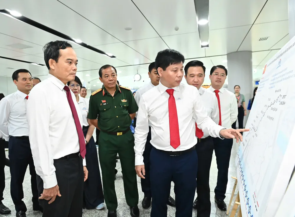 Bí thư Thành ủy TPHCM Trần Lưu Quang cùng đoàn đại biểu tham quan tuyến Metro số 1. Ảnh: VIỆT DŨNG IMG_6920.jpeg