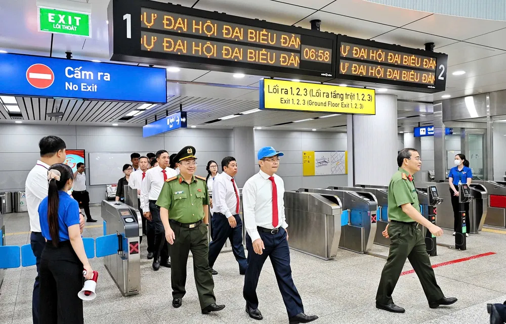 Đại biểu tham quan và trải nghiệm đi tuyến Metro số 1. Ảnh: MẠNH THẮNG IMG_6937.jpeg