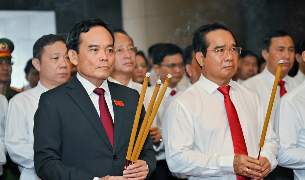 Bí thư Thành ủy TPHCM Trần Lưu Quang cùng đoàn đại biểu dâng hương tưởng nhớ các Vua Hùng. Ảnh: MẠNH THẮNG IMG_6969.jpeg