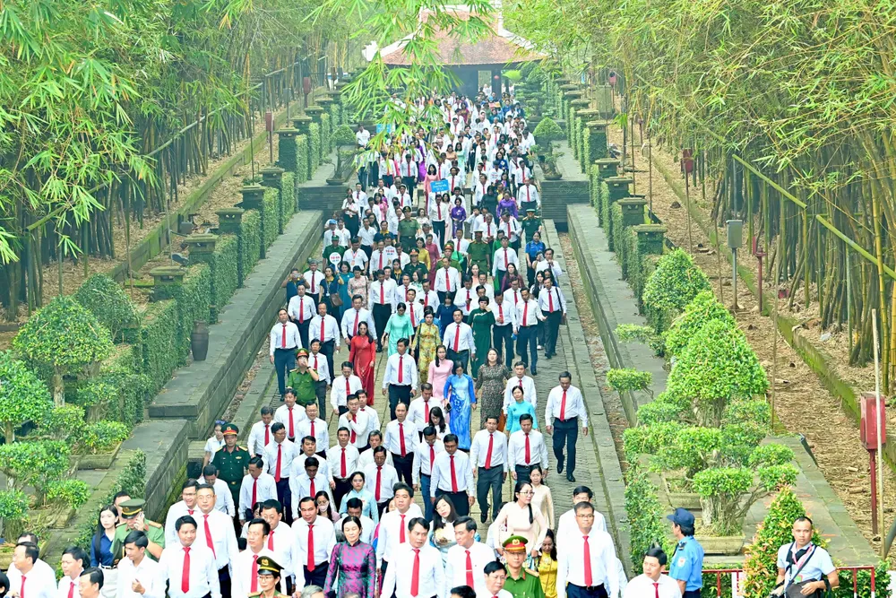 Đoàn đại biểu đến Đền thờ tưởng niệm các Vua Hùng để dâng hoa, dâng hương. Ảnh: VIỆT DŨNG IMG_6990.jpeg