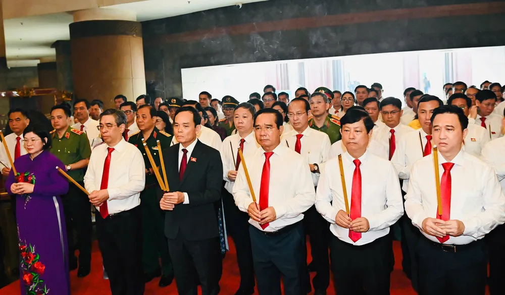 Bí thư Thành ủy TPHCM Trần Lưu Quang cùng đoàn đại biểu dâng hương tưởng nhớ các Vua Hùng. Ảnh: VIỆT DŨNG IMG_6994.jpeg