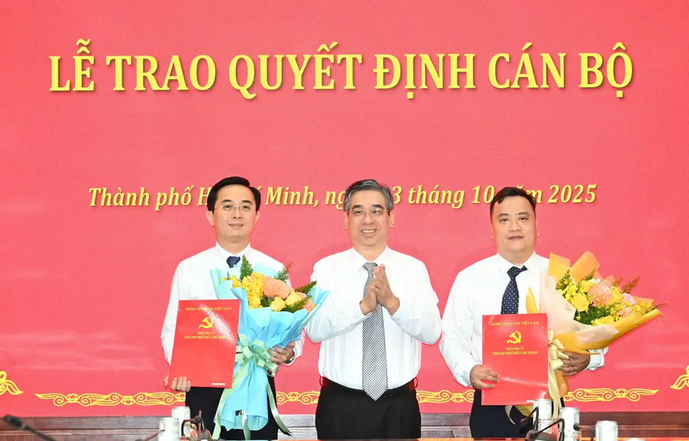 Đồng chí Nguyễn Phước Lộc, Phó Bí thư Thành ủy, Chủ tịch Ủy ban MTTQ Việt Nam TPHCM trao các quyết định cán bộ. Ảnh: VIỆT DŨNG 143926143988368604.jpg