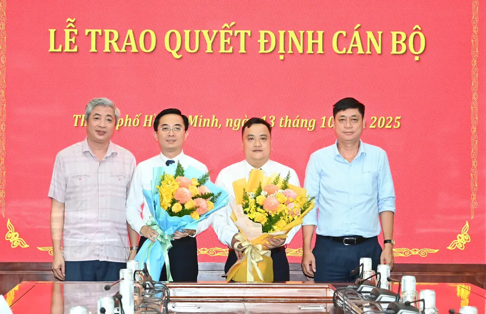 Đại diện lãnh đạo Cơ quan Ủy ban Kiểm tra Trung ương tặng hoa chúc mừng hai đồng chí Thư ký Bí thư Thành ủy TPHCM. Ảnh: VIỆT DŨNG 734351879cff11a148ee.jpg