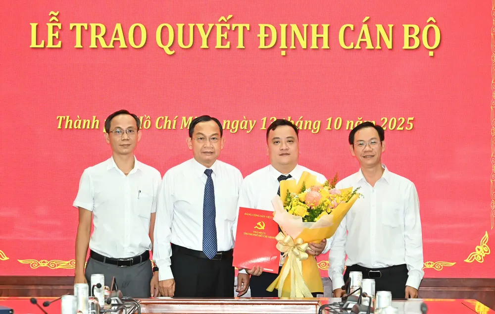 Đại diện lãnh đạo Ban Tổ chức Thành ủy TPHCM tặng hoa chúc mừng đồng chí Thư ký Bí thư Thành ủy TPHCM. Ảnh: VIỆT DŨNG faf30536c84e45101c5f.jpg