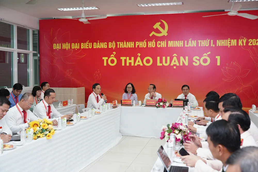 Bí thư Thành ủy TPHCM Trần Lưu Quang phát biểu tại tổ thảo luận. Ảnh: HOÀNG HÙNG f76f89d863d4ee8ab7c5.jpg