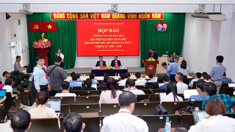 Quang cảnh buổi họp báo. Ảnh: HOÀNG HÙNG 2813898627017884596.jpg