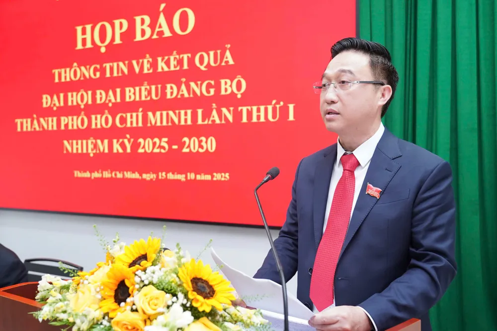 Phó Bí thư Thành ủy TPHCM Đặng Minh Thông phát biểu tại họp báo. Ảnh: HOÀNG HÙNG 433919789166971826.jpg