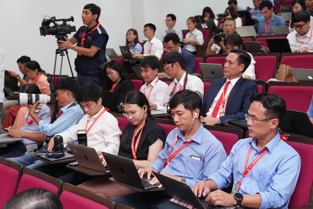 Phóng viên các cơ quan báo chí dự buổi họp báo. Ảnh: HOÀNG HÙNG 4ab92e78e06f6d31347e.jpg