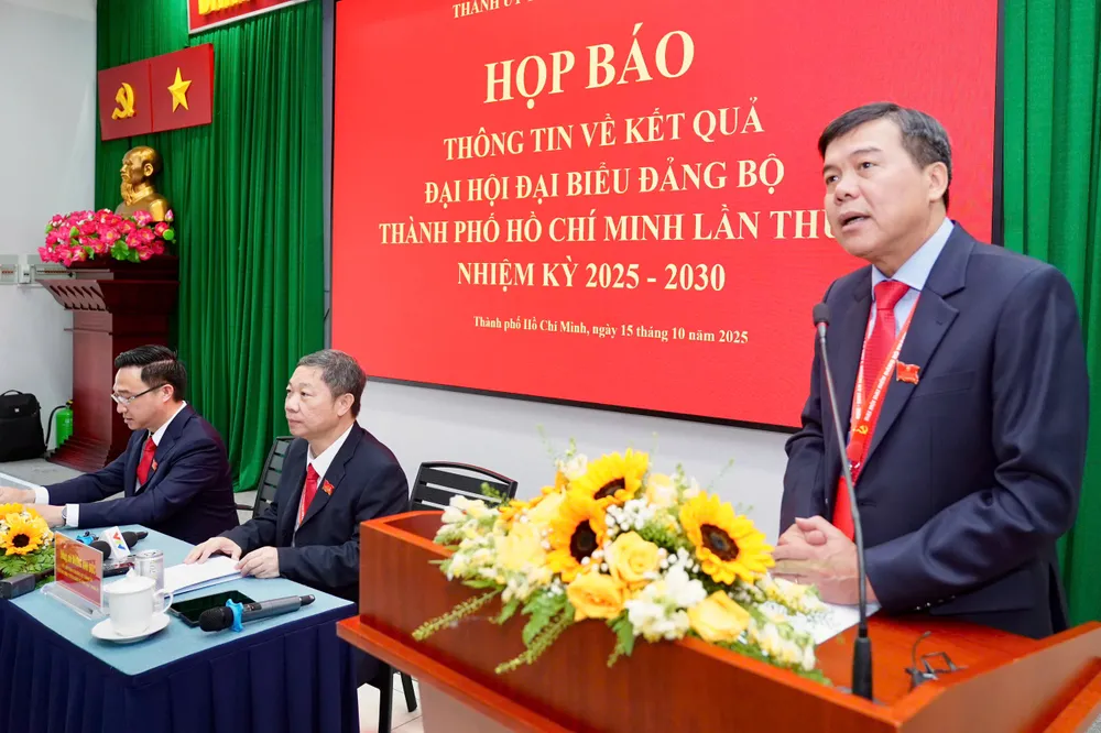 Phó Trưởng Ban Tuyên giáo và Dân vận Thành ủy TPHCM Tăng Hữu Phong phát biểu trong buổi họp báo. Ảnh: HOÀNG HÙNG 894d5fba2bada6f3ffbc.jpg