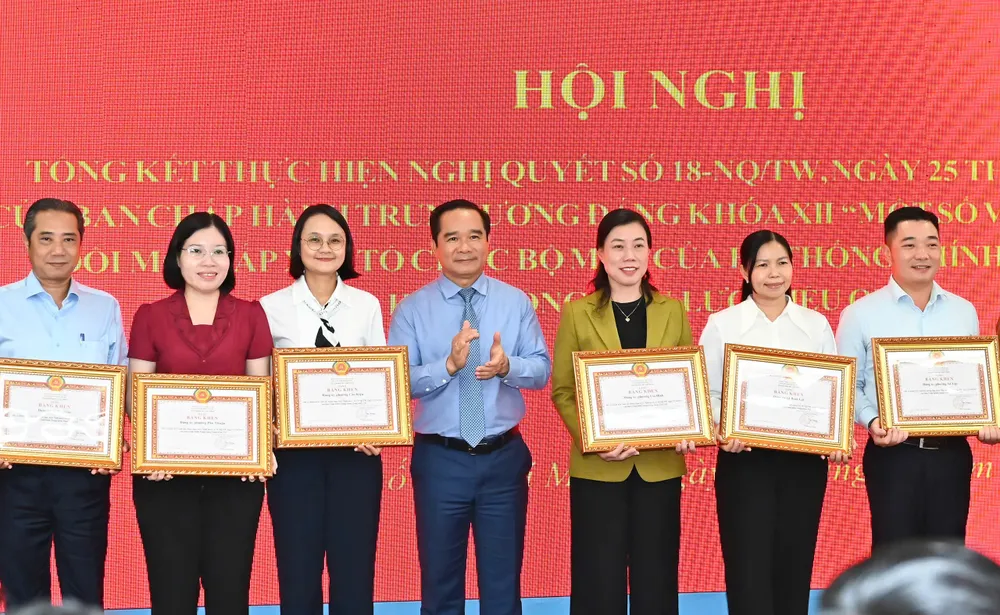 Đồng chí Nguyễn Văn Được trao bằng khen cho các tập thể, cá nhân có thành tích xuất sắc trong việc thực hiện Nghị quyết 18. Ảnh: VIỆT DŨNG gen-h-z7143190821158_cd8bad203137d960df4c22d28fa51219.jpg