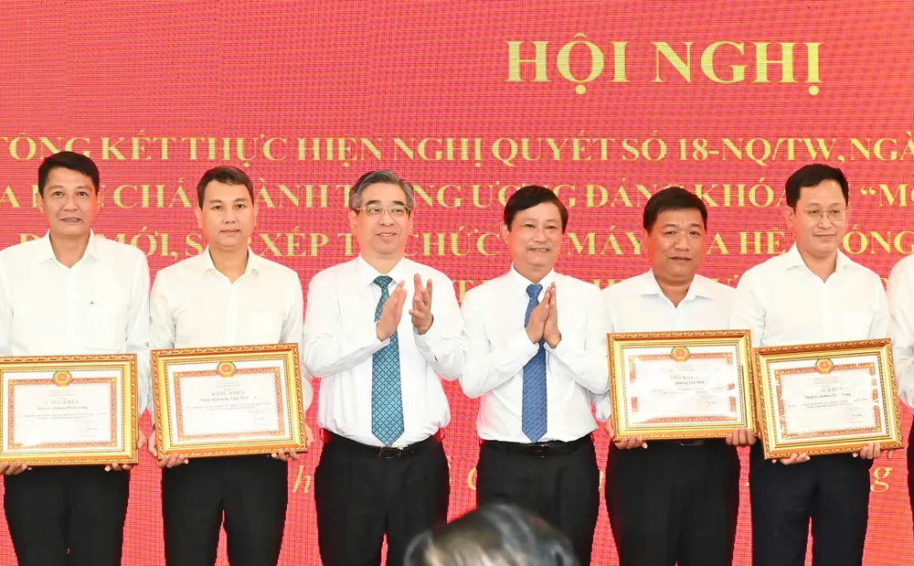 Đồng chí Võ Văn Minh và đồng chí Nguyễn Phước Lộc trao bằng khen cho các tập thể, cá nhân có thành tích xuất sắc trong việc thực hiện Nghị quyết 18. Ảnh: VIỆT DŨNG gen-h-z7143190835788_fd48b6a2a231ee48865f8f1cac86b0e8.jpg