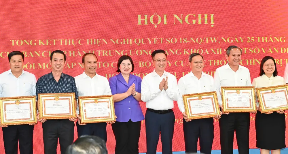 Đồng chí Đặng Minh Thông và đồng chí Văn Thị Bạch Tuyết trao bằng khen cho các tập thể, cá nhân có thành tích xuất sắc trong việc thực hiện Nghị quyết 18. Ảnh: VIỆT DŨNG gen-h-z7143190841749_61f70c1952dad6ad7c8c4d3261eef4cc.jpg