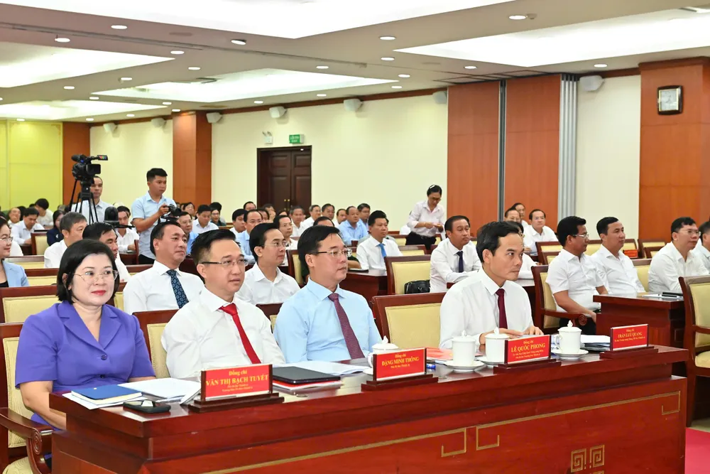 Thường trực Thành ủy TPHCM cùng các đại biểu dự hội nghị. Ảnh: VIỆT DŨNG gen-o-z7142945315271_e2ea09684ed215490d7e11f91774ae92.jpg