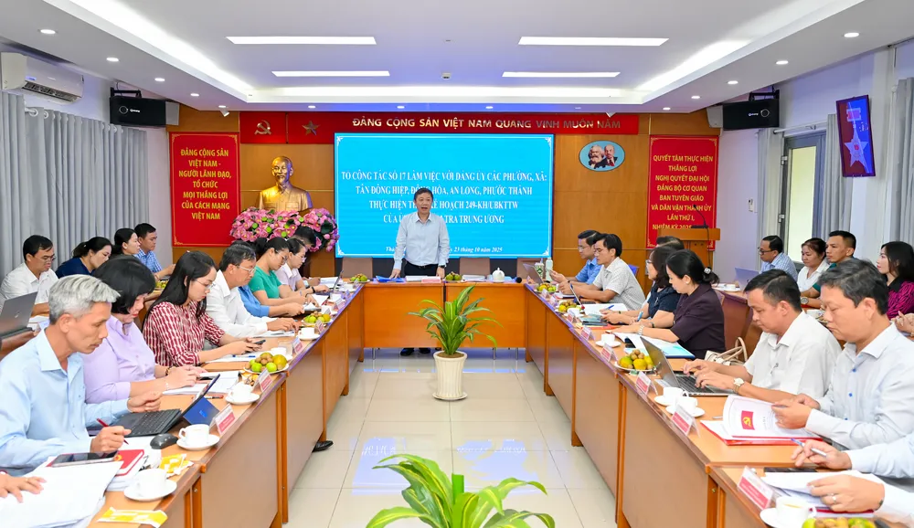Đồng chí Dương Anh Đức chủ trì buổi làm việc với các phường, xã. Ảnh: MẠNH THẮNG Đồng chí Dương Anh Đức, Ủy viên Ban Thường vụ Thành ủy, Trưởng ban Tuyên giáo và Dân vận Thành ủy TPHCM chủ trì buổi làm việc.jpg