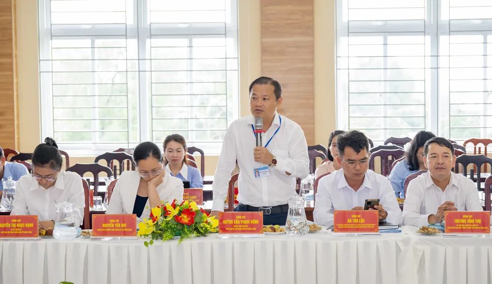 Chủ tịch UBND xã Hưng Long Huỳnh Văn Phạm Hồng phát biểu. Ảnh: MẠNH THẮNG Đồng chí Huỳnh Văn Phạm Hồng, Phó Bí thư Đảng ủy, Chủ tịch UBND xã Hưng Long đóng góp ý kiến tại hội nghị.jpg