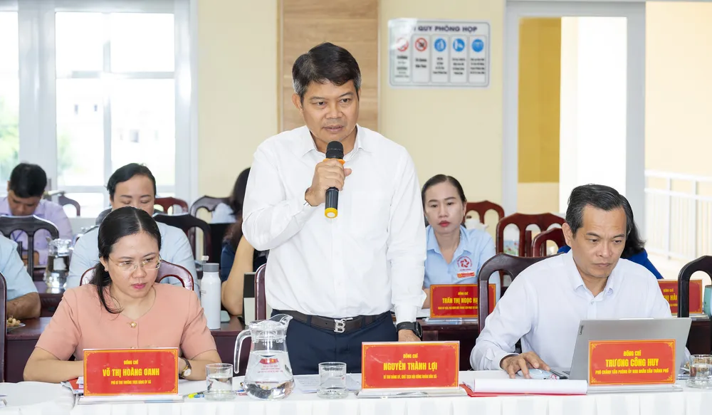 Bí thư Đảng ủy, Chủ tịch HĐND xã Bình Chánh Nguyễn Thành Lợi phát biểu. Ảnh: MẠNH THẮNG Đồng chí Nguyễn Thành Lợi, Bí thư Đảng ủy, Chủ tịch HĐND xã Bình Chánh nêu kiến nghị tại hội nghị.jpg