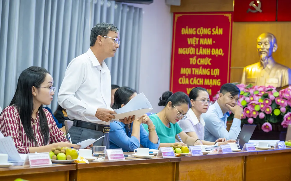 Chủ tịch UBND xã An Long Văn Quang Chinh phát biểu. Ảnh: MẠNH THẮNG Đồng chí Văn Quang Chinh, Phó Bí thư Đảng ủy, Chủ tịch UBND xã An Long nêu kiến nghị.jpg