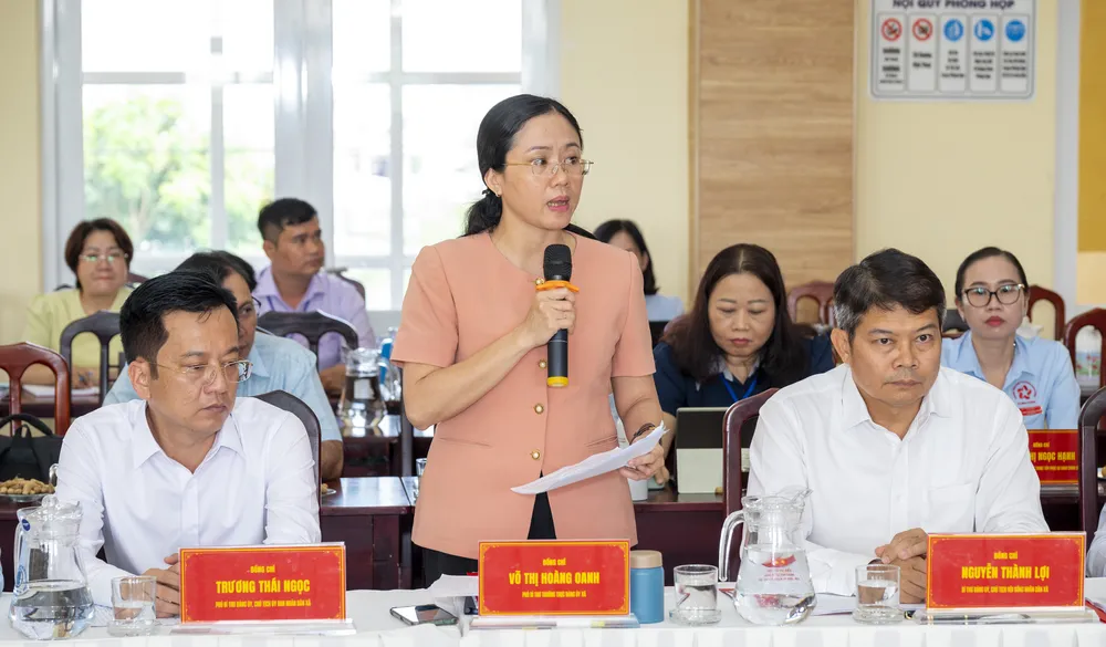 Phó Bí thư Thường trực Đảng ủy xã Bình Chánh Võ Thị Hoàng Oanh phát biểu. Ảnh: MẠNH THẮNG Đồng chí Võ Thị Hoàng Anh, Phó Bí thư Thường trực Đảng ủy xã Bình Chánh trình nêu kiến nghị với đoàn công tác.jpg
