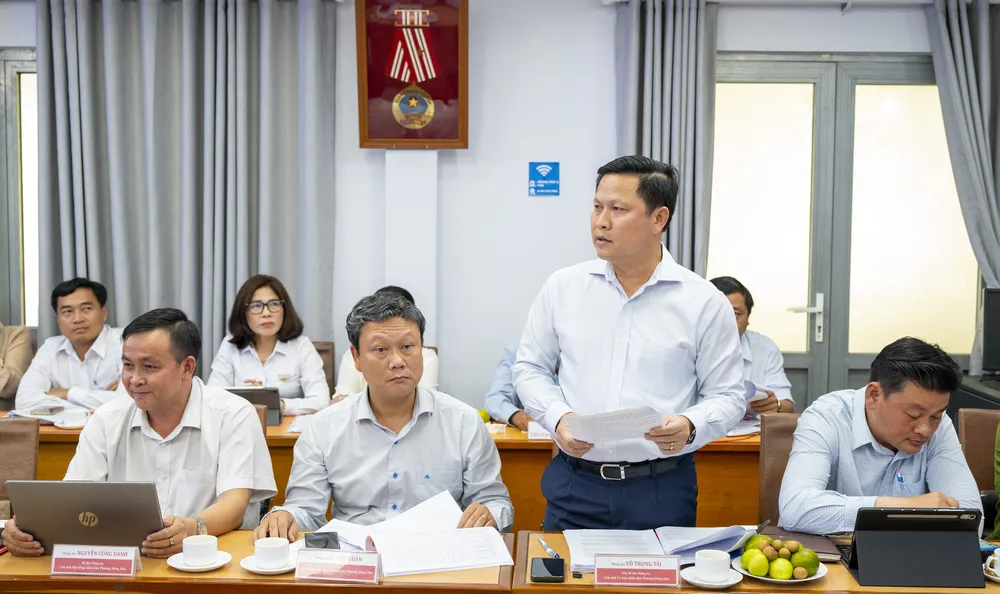 Chủ tịch UBND phường Đông Hòa Võ Trọng Tài phát biểu. Ảnh: MẠNH THẮNG Đồng chí Võ Tọng Tài, Phó Bí thư Đảng ủy, Chủ tịch UBND phường Đông Hòa phát biểu.jpg