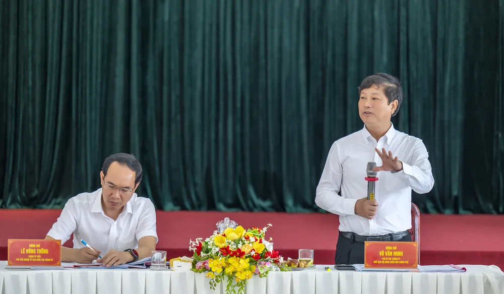 Phó Bí thư Thành ủy, Chủ tịch HĐND TPHCM Võ Văn Minh kết luận buổi làm việc. Ảnh: MẠNH THẮNG Đồng chí Võ Văn Minh, Chủ tịch HĐND TPHCM phát biểu kết luận hội nghị làm việc với hai xã Bình Chánh và Hưng Long 2.jpg