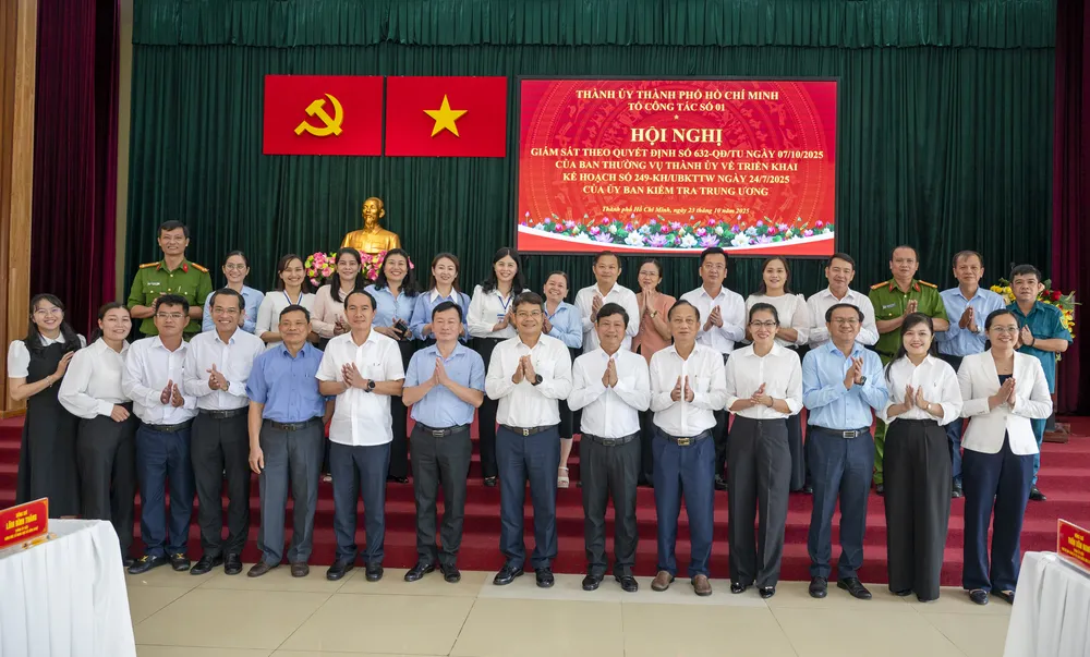 Phó Bí thư Thành ủy, Chủ tịch HĐND TPHCM Võ Văn Minh cùng tổ công tác làm việc với 2 xã Hưng Long và xã Bình Chánh. Ảnh: MẠNH THẮNG Lãnh đạo thành phố cùng CBCCVC hai xã Bình Chánh và Hưng Long tại hội nghị.jpg