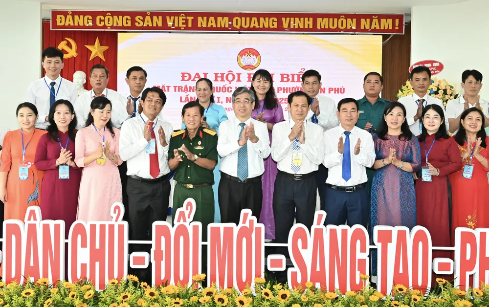 Đồng chí Nguyễn Phước Lộc chúc mừng đại hội thành công tốt đẹp. Ảnh: VIỆT DŨNG f3dceeff6f10a109ef81d60996ff4e97.jpeg