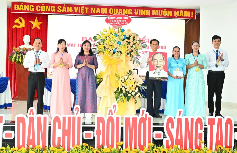 Đảng ủy - HĐND - UBND phường An Phú tặng hoa chúc mừng đại hội. Ảnh: VIỆT DŨNG IMG_8879.jpeg