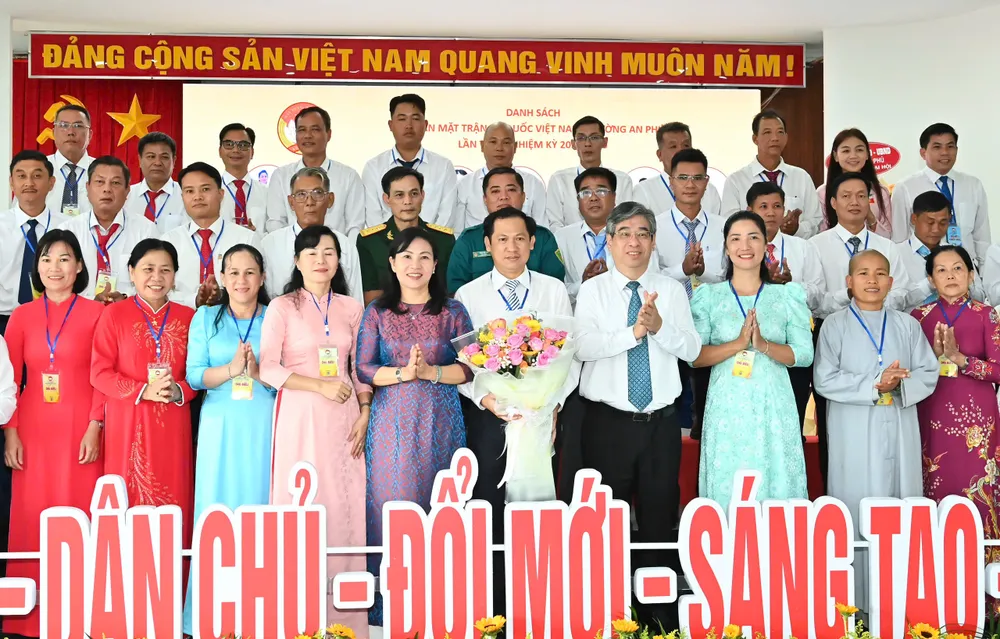 Đồng chí Nguyễn Phước Lộc chúc mừng Ủy ban MTTQ Việt Nam phường An Phú, nhiệm kỳ 2025 - 2030, ra mắt đại hội. Ảnh: VIỆT DŨNG IMG_8880.jpeg