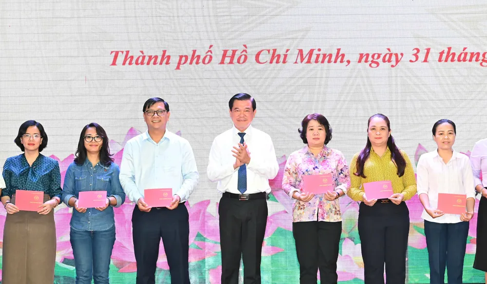 Phó Chủ nhiệm UBKT Trung ương Nguyễn Hồng Lĩnh trao giấy chứng nhận bồi dưỡng cho các học viên. Ảnh: VIỆT DŨNG 2558937660092044191.jpg