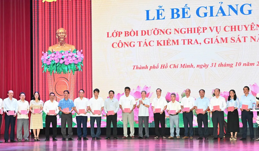 Đồng chí Nguyễn Văn Hội, Ủy viên UBKT Trung ương trao giấy chứng nhận bồi dưỡng cho các học viên. Ảnh: VIỆT DŨNG 267e4fb5a8f124af7de0.jpg