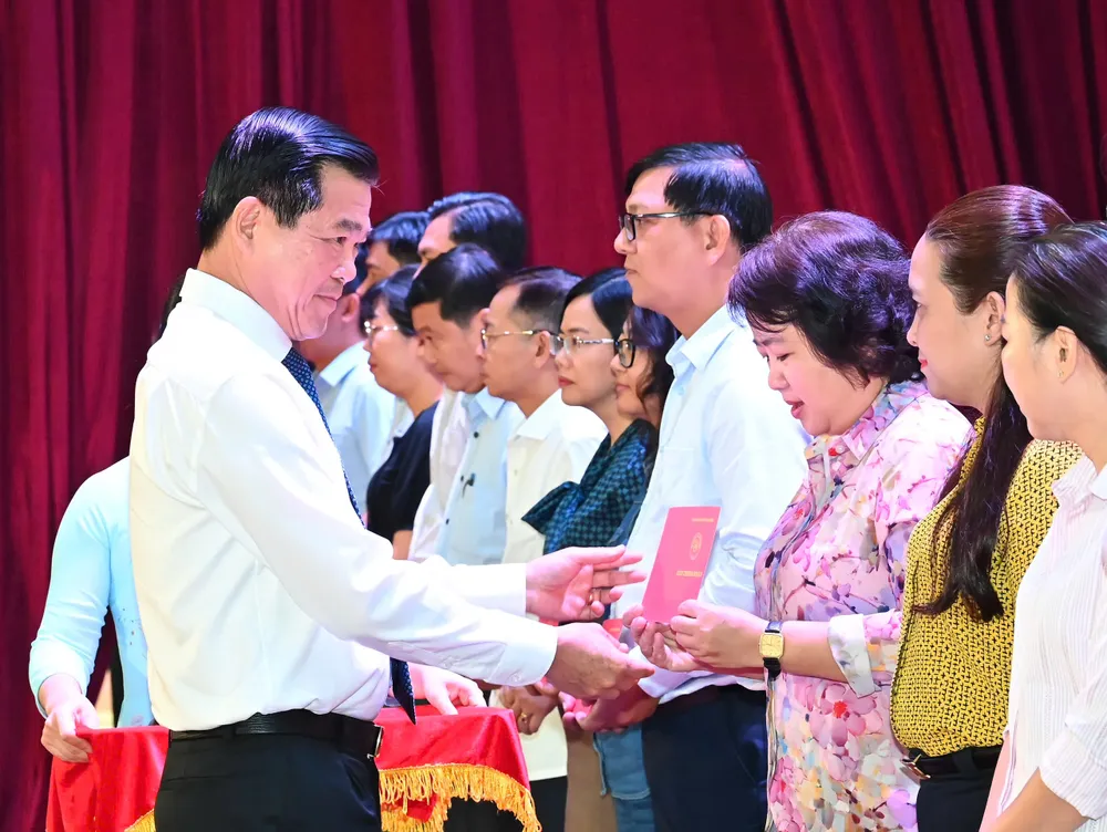 Phó Chủ nhiệm UBKT Trung ương Nguyễn Hồng Lĩnh trao giấy chứng nhận bồi dưỡng cho các học viên. Ảnh: VIỆT DŨNG 2a6ee38f04cb8895d1da.jpg