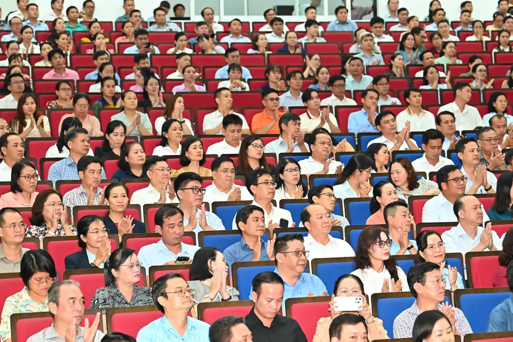 Các học viên dự buổi bế giảng. Ảnh: VIỆT DŨNG 3753044157090899096.jpg