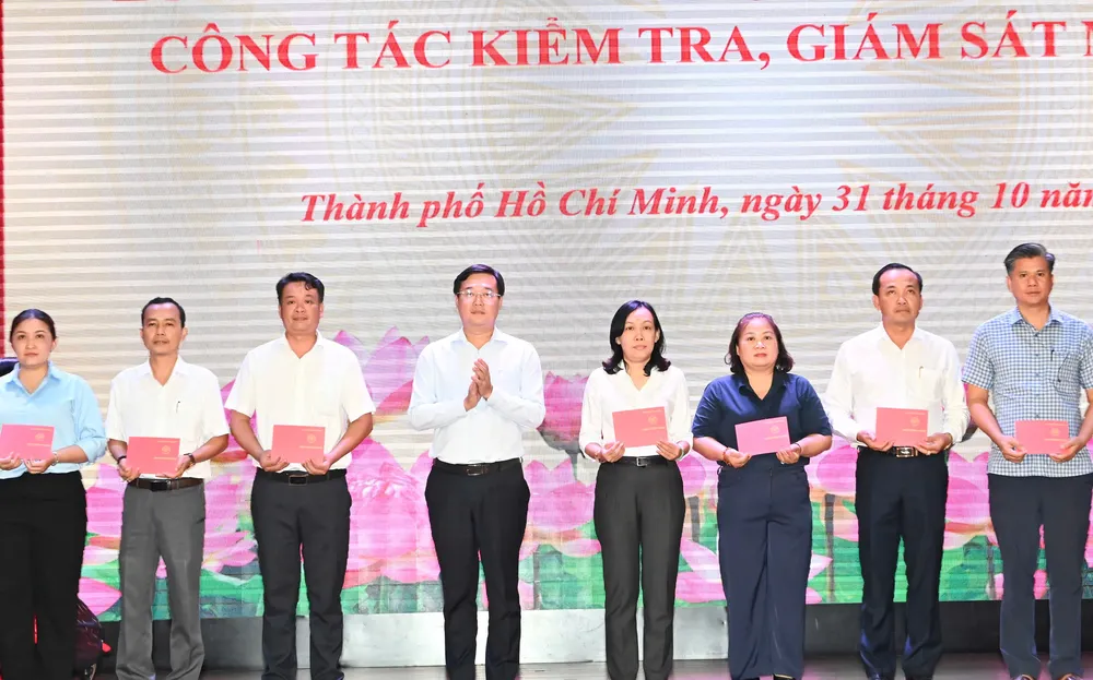 Phó Bí thư Thường trực Thành ủy TPHCM Lê Quốc Phong trao giấy chứng nhận bồi dưỡng cho các học viên. Ảnh: VIỆT DŨNG d87de5bf02fb8ea5d7ea.jpg