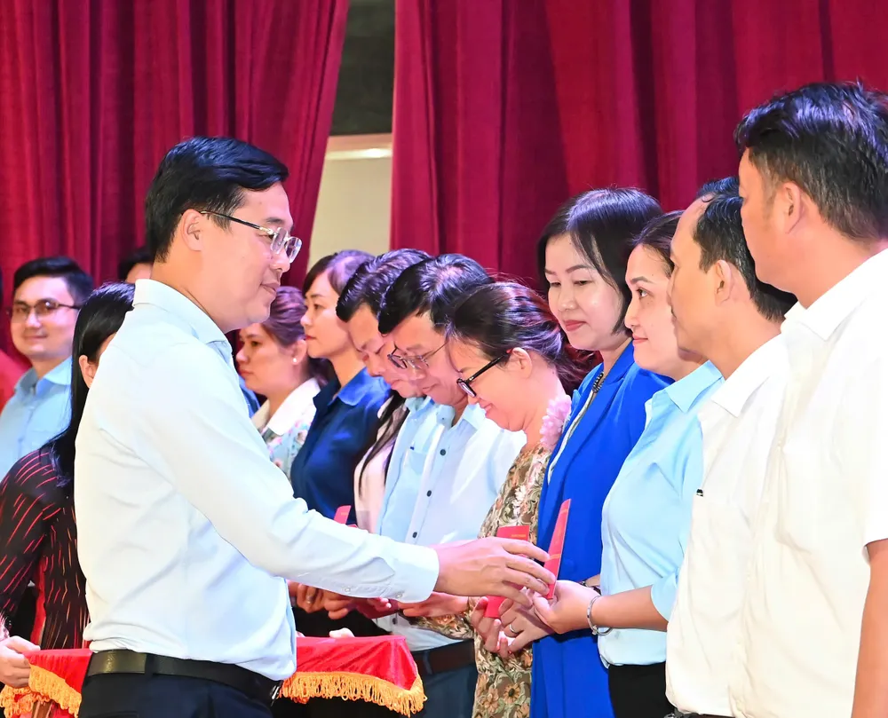 Phó Bí thư Thường trực Thành ủy TPHCM Lê Quốc Phong trao giấy chứng nhận bồi dưỡng cho các học viên. Ảnh: VIỆT DŨNG ed2751c0b6843ada6395.jpg