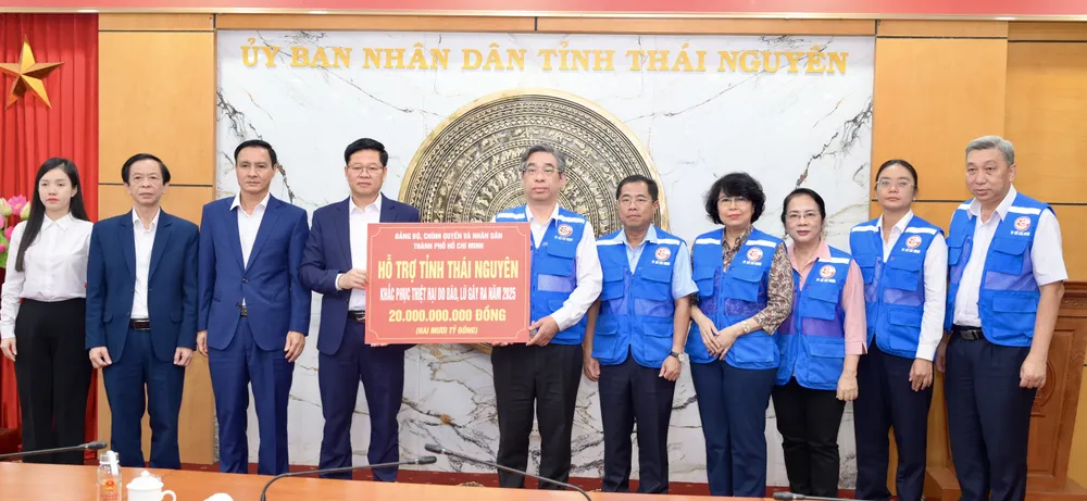 សមមិត្ត Nguyen Phuoc Loc និងគណៈប្រតិភូបានប្រគល់ថវិកាចំនួន 20 ពាន់លាន ដើម្បីជួយខេត្ត Thai Nguyen ដើម្បីជំនះនូវការខូចខាតដោយព្យុះ និងទឹកជំនន់។ រូបថត៖ VAN MINH DSC_2096.jpeg