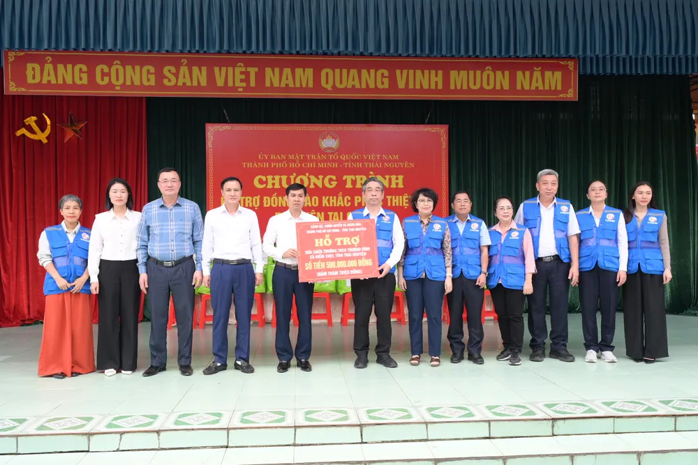 សមមិត្ត Nguyen Phuoc Loc និងគណៈប្រតិភូបានប្រគល់ថវិកាចំនួន 500 លានដុងដល់អនុវិទ្យាល័យ Thuong Dinh ដើម្បីជួសជុលសំណង់ដែលរងការខូចខាតដោយព្យុះ និងទឹកជំនន់។ រូបថត៖ VAN MINH DSC_2203.jpeg