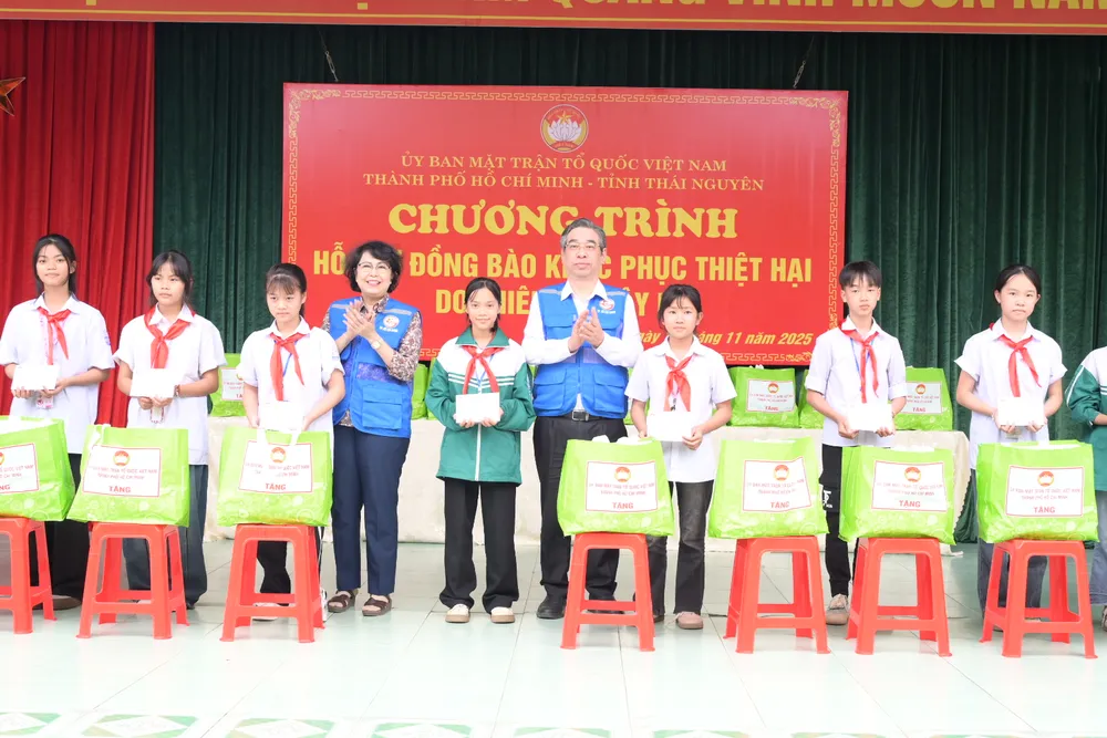 សមមិត្ត Nguyen Phuoc Loc និងសមមិត្ត To Thi Bich Chau អតីតអនុប្រធានគណៈកម្មាធិការមជ្ឈិមរណសិរ្សមាតុភូមិវៀតណាមបានជូនអំណោយដល់សិស្សានុសិស្សនៃអនុវិទ្យាល័យ Thuong Dinh។ រូបថត៖ VAN MINH DSC_2259.jpeg