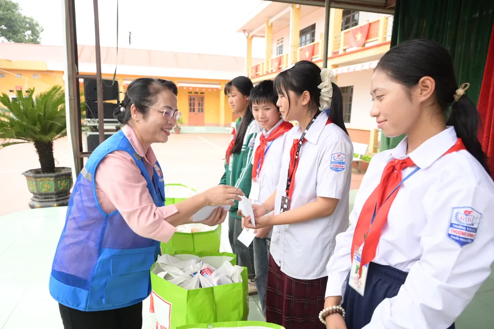 សមមិត្ត Tran Kim Yen អតីតប្រធានគណៈកម្មាធិការអធិការកិច្ចនៃគណៈកម្មាធិការបក្សទីក្រុង អតីតប្រធានគណៈកម្មាធិការរណសិរ្សមាតុភូមិវៀតណាម ទីក្រុងហូជីមិញ ជូនអំណោយដល់សិស្សានុសិស្ស។ រូបថត៖ VAN MINH DSC_2281.jpeg