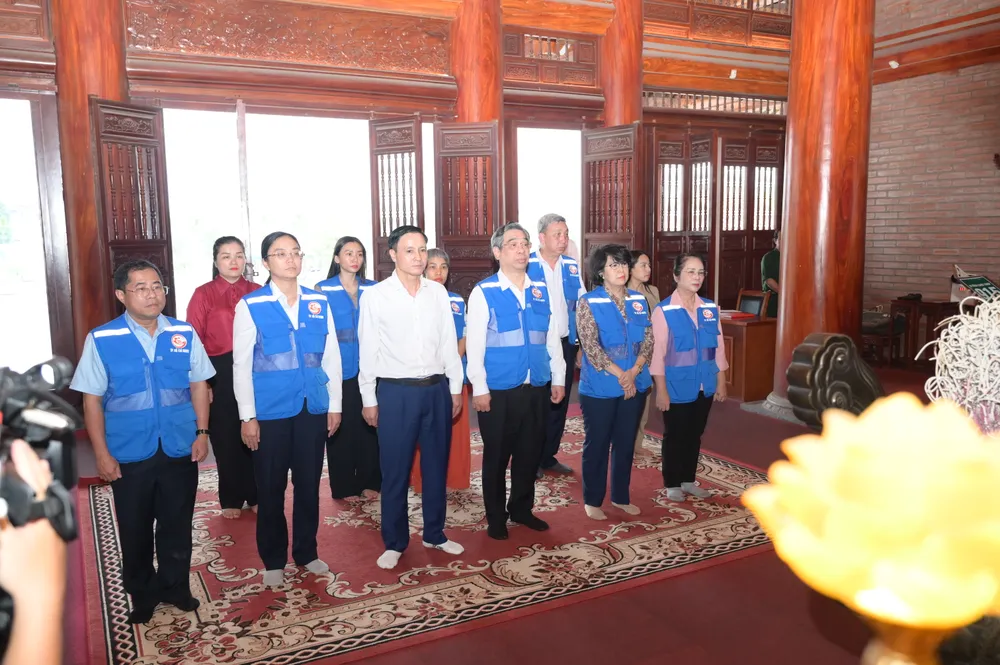 គណៈប្រតិភូបានថ្វាយផ្កា និងធូប រំលឹកវិញ្ញាណក្ខន្ធ យុទ្ធជនពលី ៦០នាក់ នៃក្រុមយុវជនស្ម័គ្រចិត្ត ៩១៥។រូបភាព៖ វ៉ាន់ មីន DSC_2419.jpeg