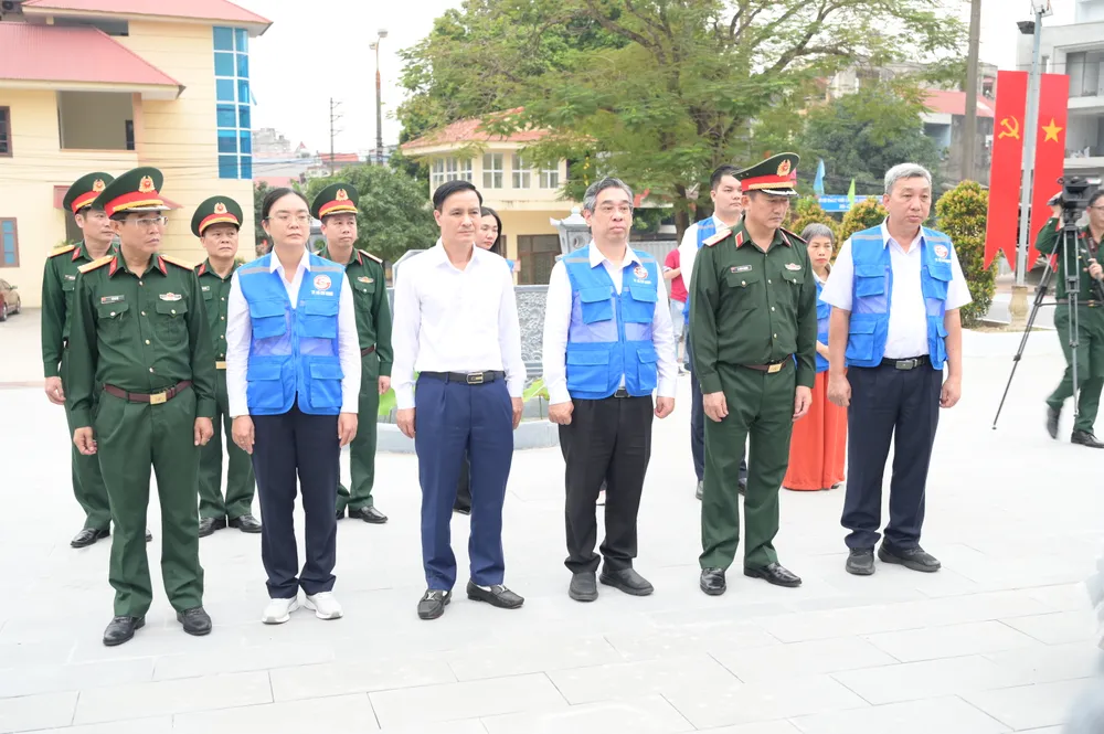 គណៈប្រតិភូថ្នាក់ដឹកនាំទីក្រុងហូជីមិញ និងយោធភូមិភាគទី១ ថ្វាយផ្កា និងធូបនៅរូបសំណាកលោកប្រធានហូជីមិញ។ DSC_2574.jpeg