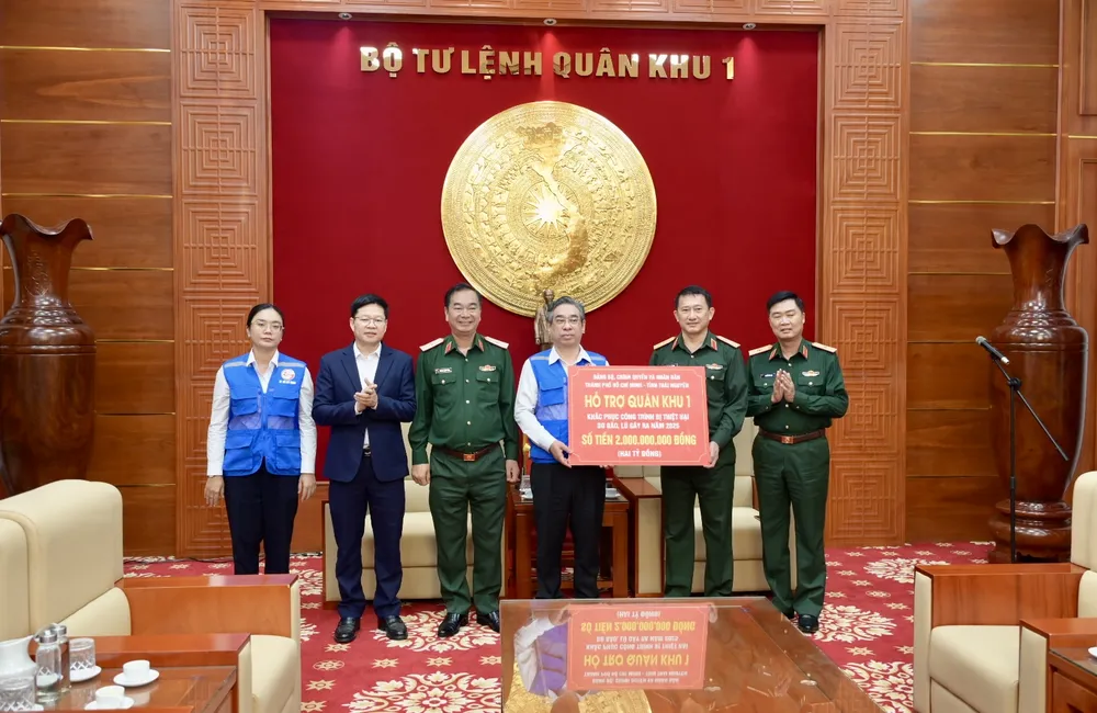 សមមិត្ត Nguyen Phuoc Loc ប្រគល់ថវិកាចំនួន ២ពាន់លានដុង ឧបត្ថម្ភដល់យោធភូមិភាគទី១។ រូបថត៖ VAN MINH DSC_2753.jpeg