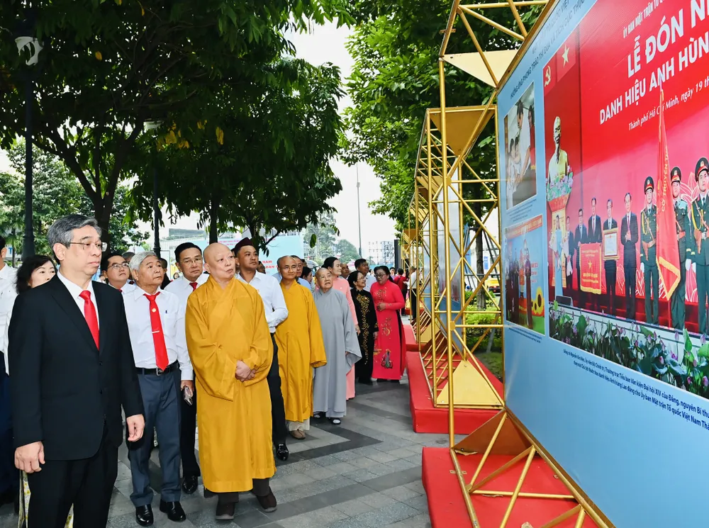 Comrade Nguyen Phuoc Loc and the delegation visited the photo exhibition. Photo: VIET DUNG DSC_0798.jpeg