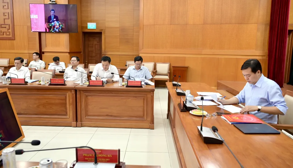 Đồng chí Lê Quốc Phong và các đại biểu dự tại điểm cầu TPHCM. Ảnh: VĂN MINH