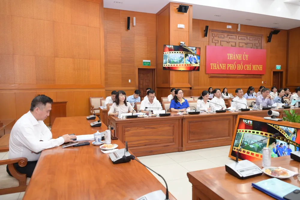 Dang Minh Thong, a Ho Si Minh-városi Pártbizottság titkárhelyettese és a küldöttek részt vesznek a konferencián a Ho Si Minh-városi Pártbizottság üléstermében. Fotó: VAN MINH DSC_5796.jpeg