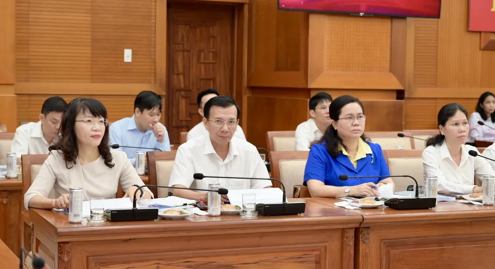 A Ho Si Minh-városi Pártbizottság Belső Ügyek Osztályának vezetői részt vettek a konferencián a Ho Si Minh-városi Pártbizottság üléstermében. Fotó: VAN MINH DSC_5803.jpeg