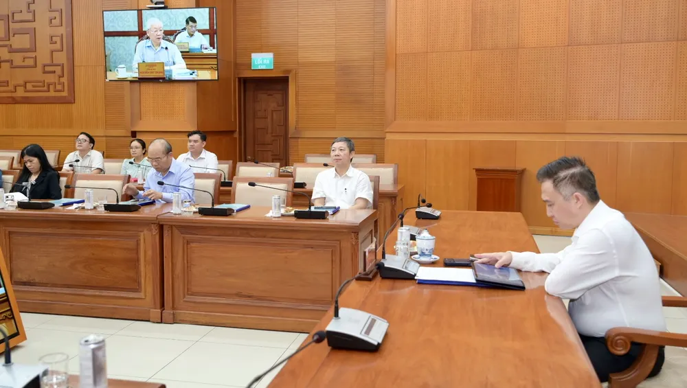 Dang Minh Thong, a Ho Si Minh-városi Pártbizottság titkárhelyettese és a küldöttek részt vesznek a konferencián a Ho Si Minh-városi Pártbizottság üléstermében. Fotó: VAN MINH DSC_5812.jpeg