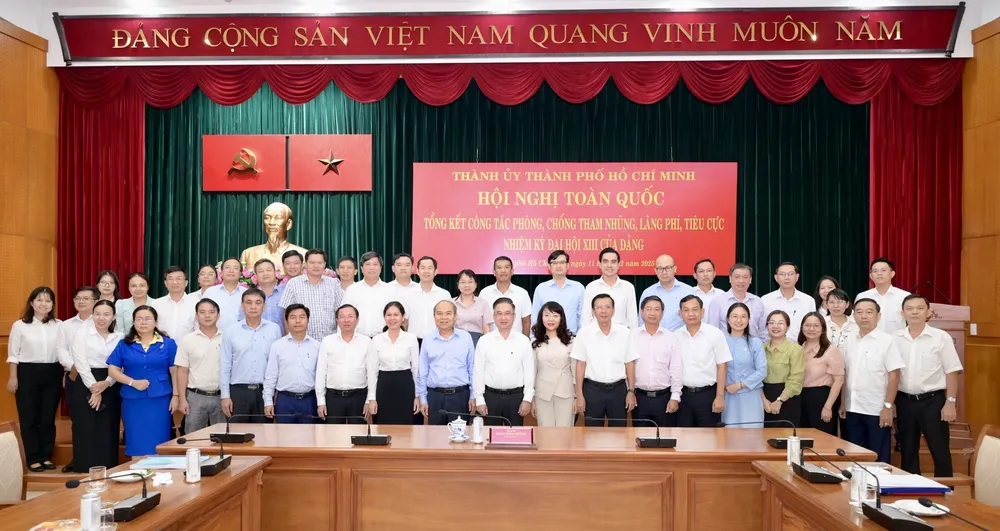 Dang Minh Thong, a Ho Si Minh-városi Pártbizottság titkárhelyettese és a küldöttek részt vesznek a konferencián a Ho Si Minh-városi Pártbizottság üléstermében. Fotó: VAN MINH IMG_5145.jpeg