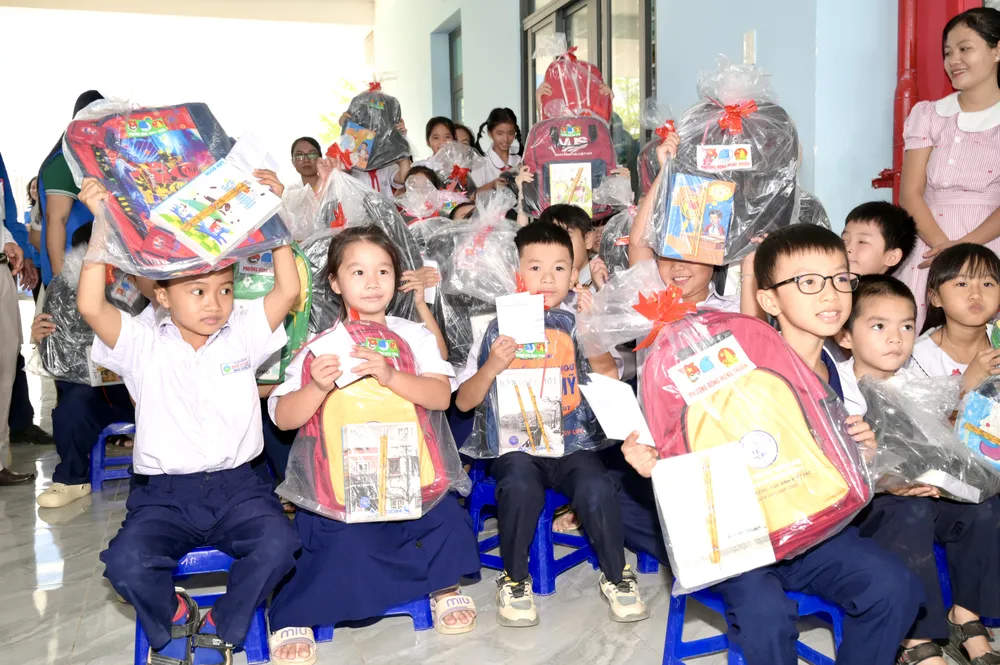 Studentene var overlykkelige over å motta stipender, skolesekker og skolemateriell donert av delegasjonen. Foto: VAN MINH DSC_6731.jpeg