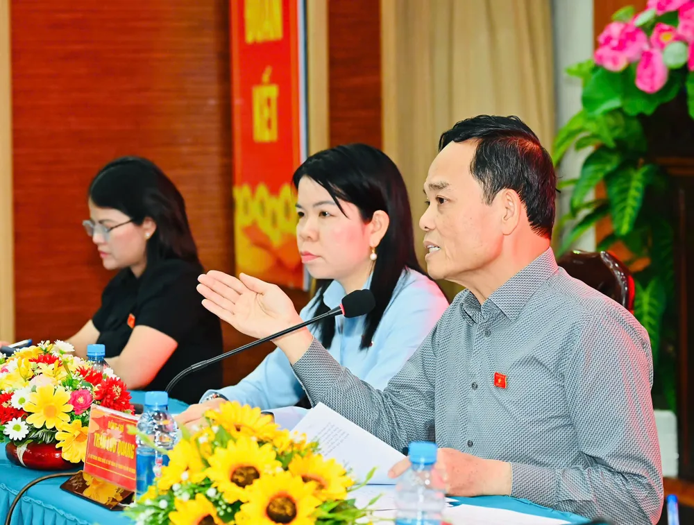 ທ່ານເລຂາຄະນະພັກນະຄອນໂຮ່ຈິມິນ ເຈິ່ນຫລິວກວາງ ແລກປ່ຽນທັດສະນະກັບຜູ້ມີສິດເລືອກຕັ້ງ. ພາບ: ຫວຽດຢຸງ gen-h-z7332917785026_12d52fb6504857cd3cf83252a9cf0253.jpg